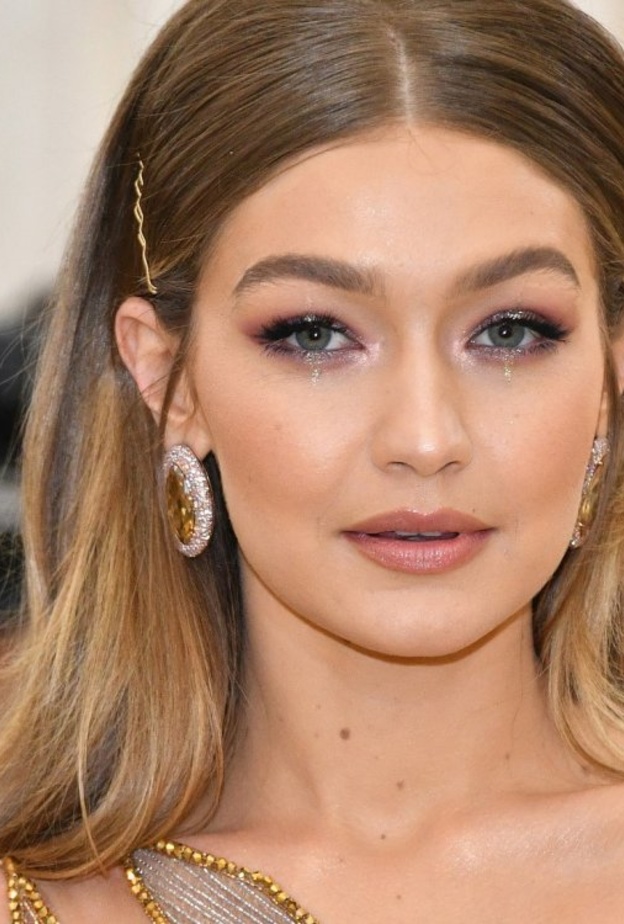 2018 Met Galaظهرت جيجي لإطلالة مميزة في