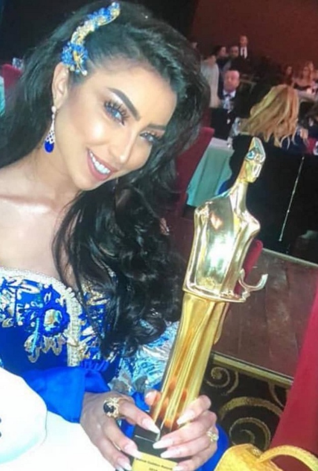 دنيا بططمة تتسلم جائزة جديدة في لبنان