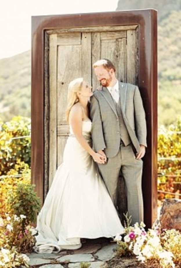 يوجد الكثير من الافكار المرحة لتمثيلها اثناء التقاط الصور للعروسين