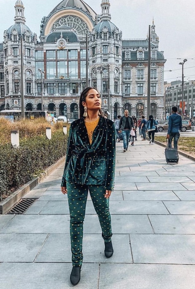 ستايلك بالبدل المخملية من وحي موضة الشارع.