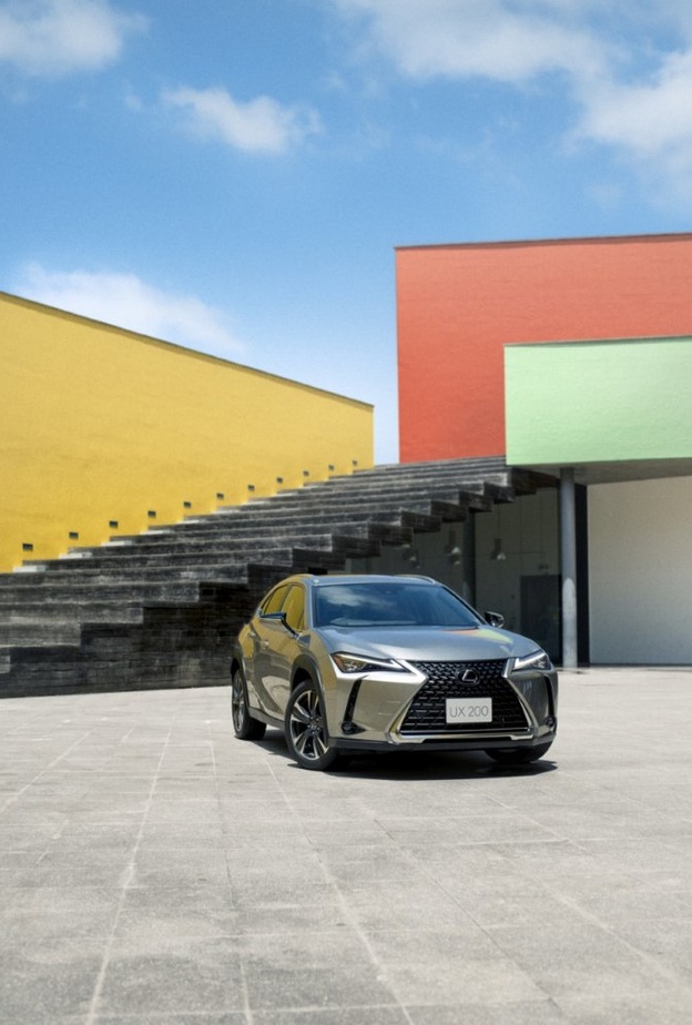 لكزس UX200 الجديدة