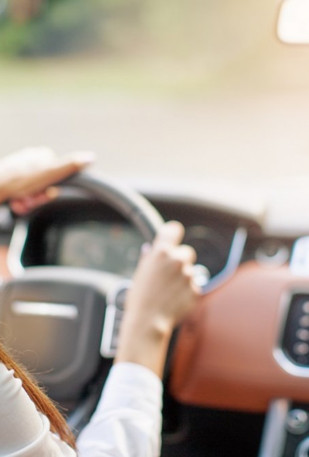 وضع مساحيق التجميل اثناء القيادة.