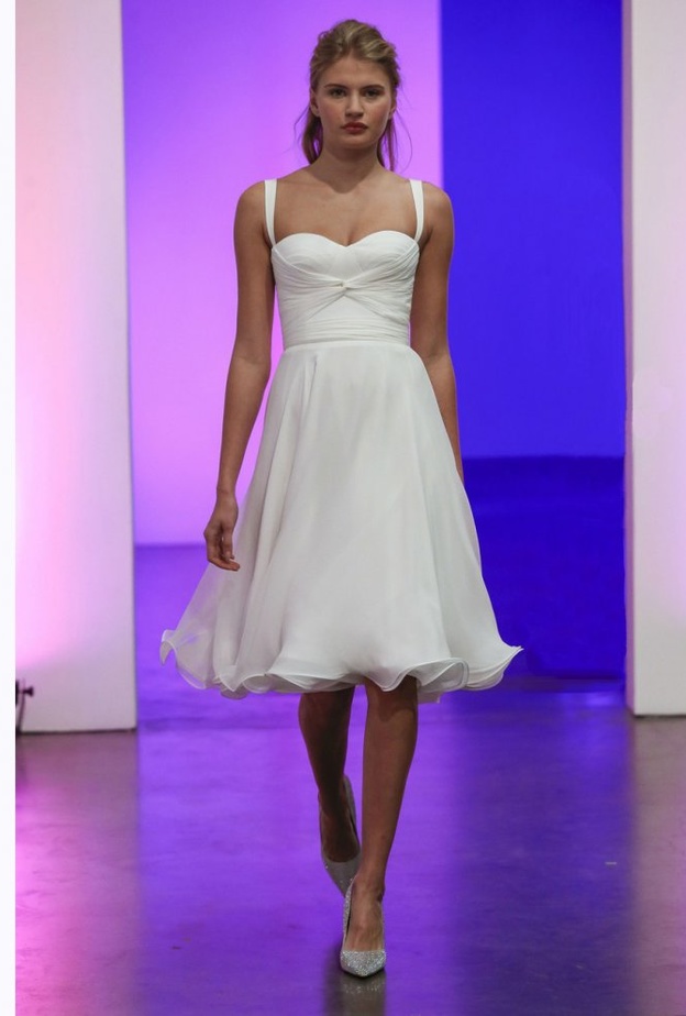 حذاء باللون البني للعروس من عروض ريم عكرا