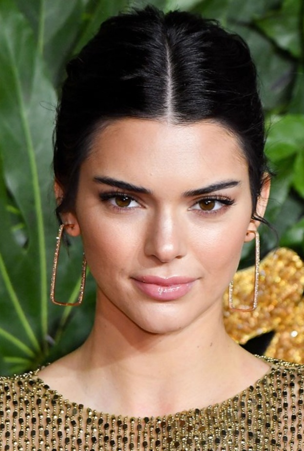 اعتمدت كيندال جينر على الرموش وملمع الشفاه في مكياجها