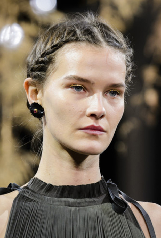 تسريحات الشعر العصرية مع خصل الضفائر على خطى Jil Sander