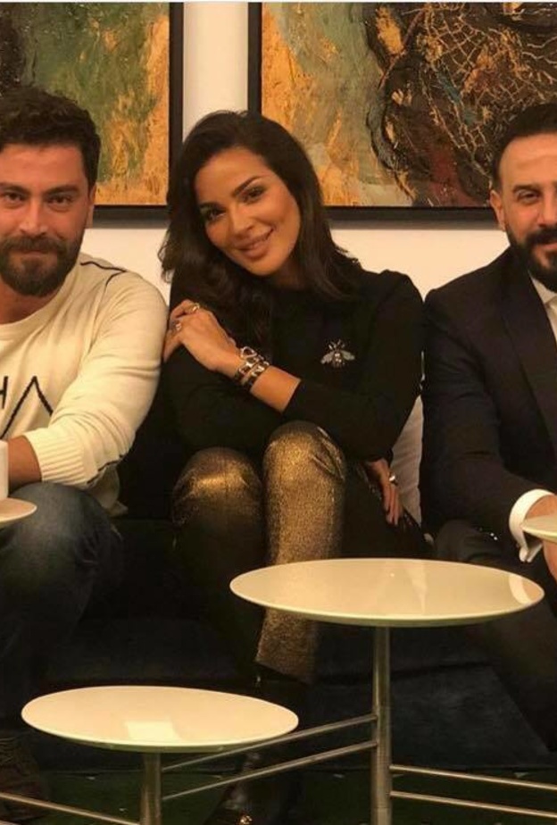 فريق مسلسل "خمسة ونص"