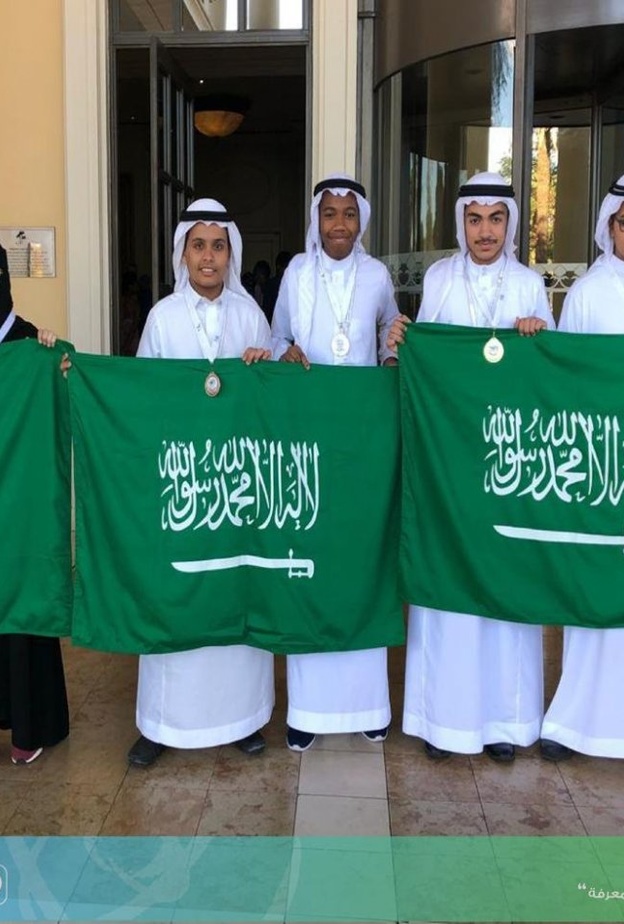 الفريق السعودي المشارك في الأولمبياد مع ممثلي موهبة