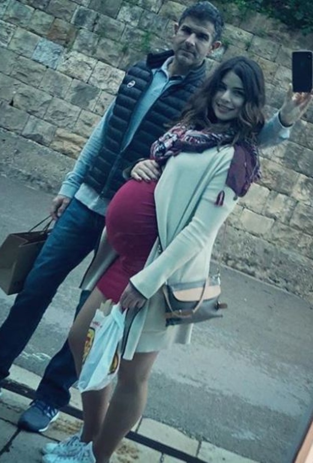 ريتا حايك مع زوجها باحدث صورة لها من اواخر حملها