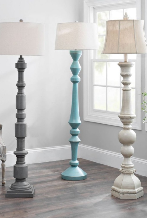 إنارة جدار غرفة المعيشة يبرز جمال القطع الفنية