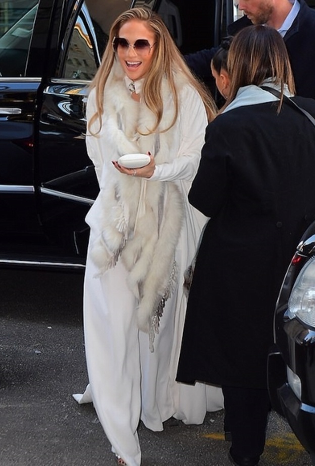 إطلالة ساحرة للنجمة جنيفر لوبيز باللون الأبيض