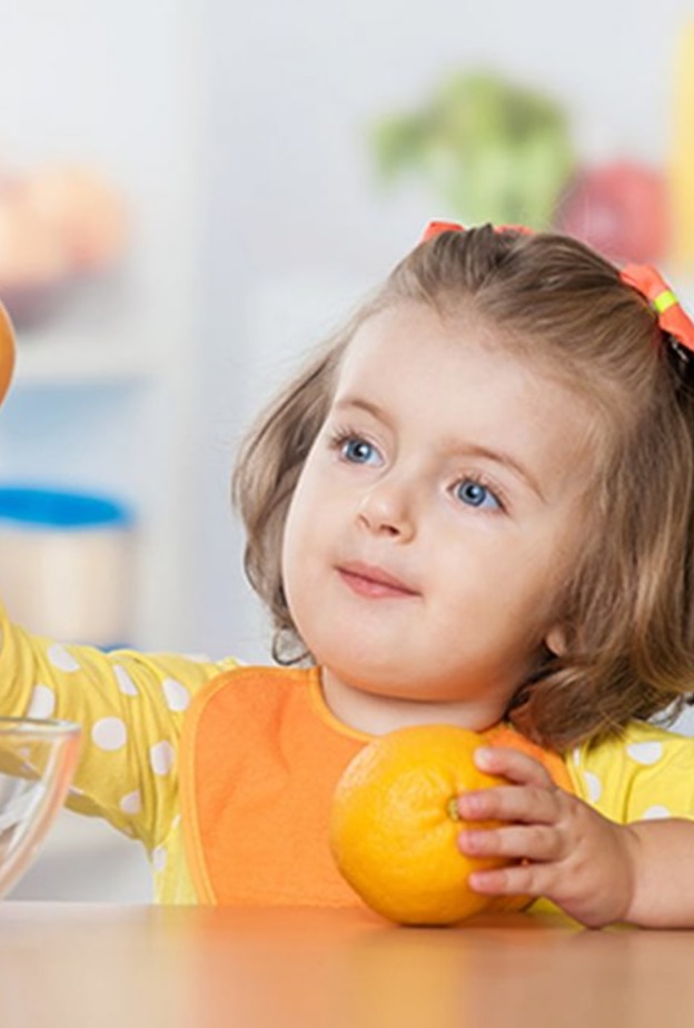 حيل تساعد وتشجع الطفل على تناول الفاكهة