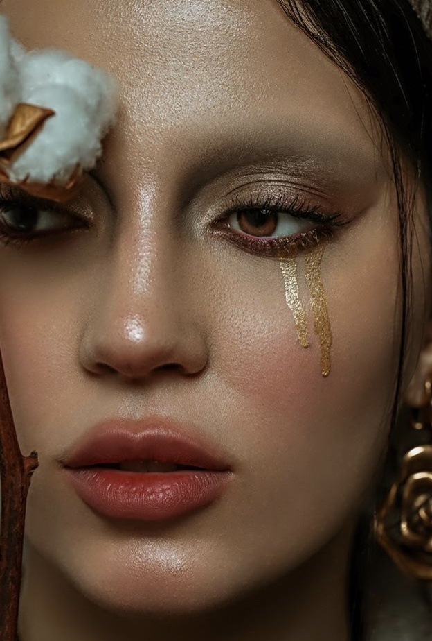 مكياج عيون جريء بألوان صارخة