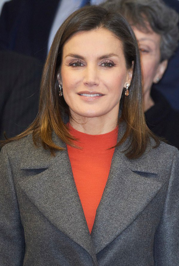 أكملت الإطلالة بسروال رمادي بقصة ضيقة، وكنزة برتقالية