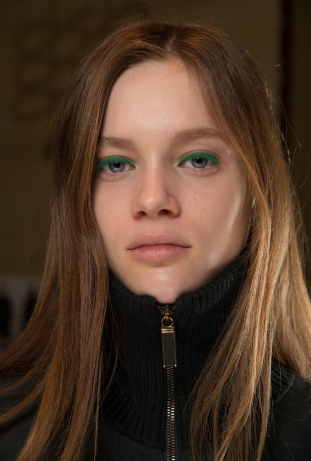 الآيلاينر الازرق الداكن داخل العينين بأسلوب مكياج Elie Saab