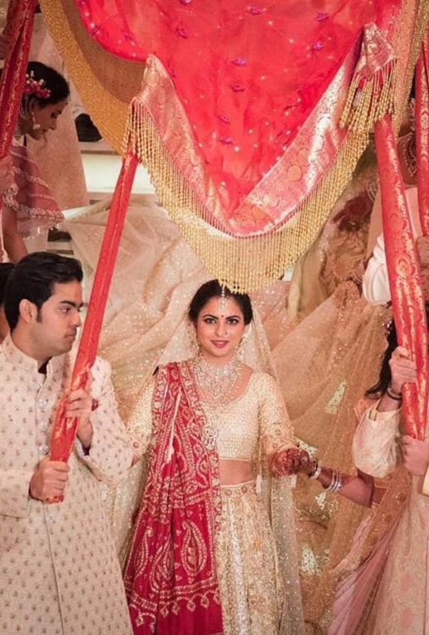 أقيم حفل زفاف إيشا أمباني على أناند بيرامال تقدر كلفة حفل الزفاف بحوالي 100 مليون دولار