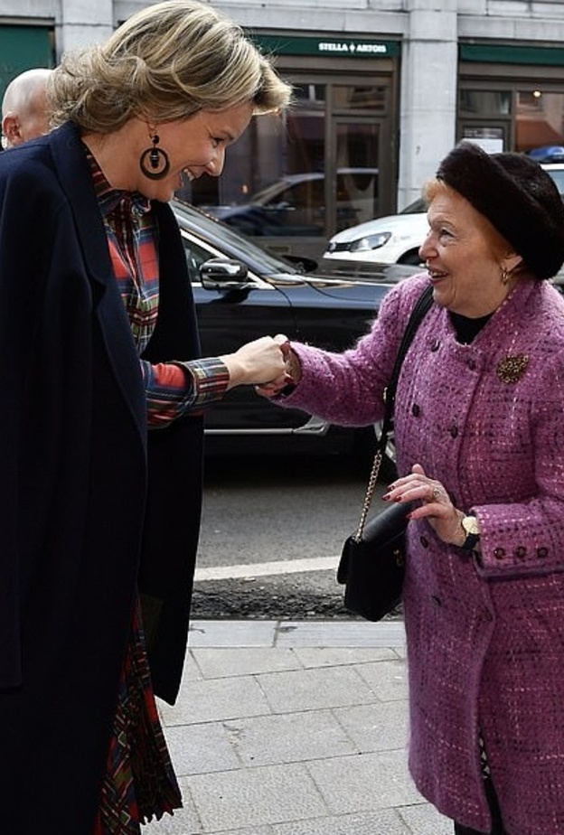 ملكة بلجيكا كانت ترتدي أيضا في ذلك الوقت زوج من الأقراط الطويلة وكانت تحمل حقيبة جلدية أنيقة