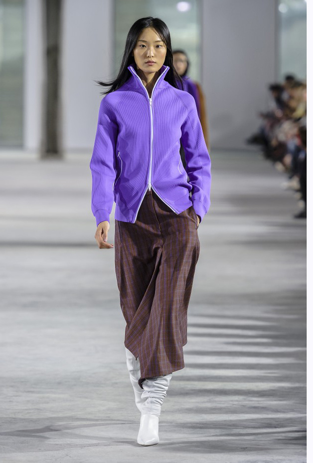 احدث الوان ازياء الشتاء الكاجوال باللون الأصفر من Bottega Veneta