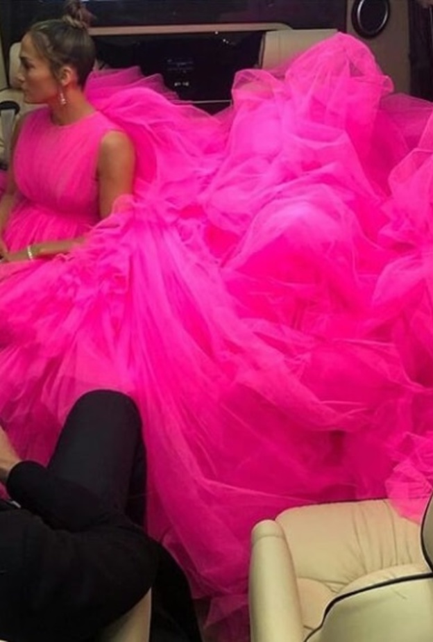 فستان جينيفر لوبيز الضخم يملؤ السيارة أثناء توجهها لحضور العرض الأول لفيلم Second Act