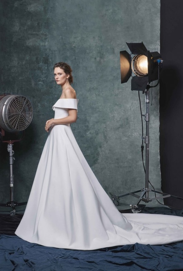 فساتين زفاف بدون تطريزات للعروس الناعمة والبسيطة من مجموعة Cushnie لخريف 2019