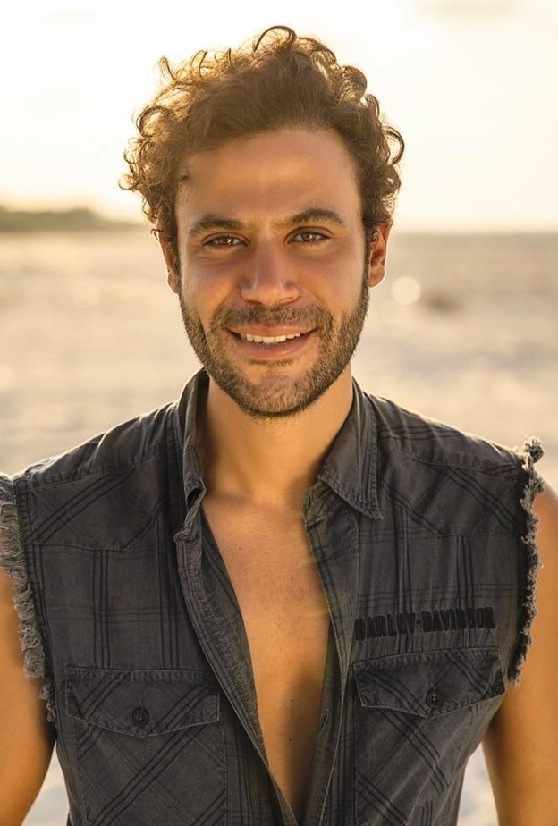 محمد عادل امام ينجو من حادث خطير