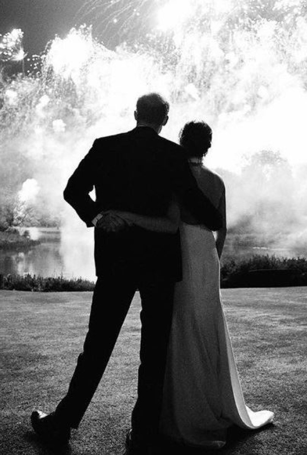 صورة الأمير هاري وميغان ماركل الرسمية لبطاقة التهنئة بمناسبات نهاية العام والتي أثارت بعض الجدل .. مارأيكم؟