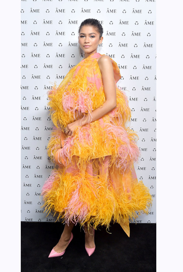 اطلالة Sarah Jessica Parker بفستان اسود مخملي مع أكمام الكشكش الفاخرة