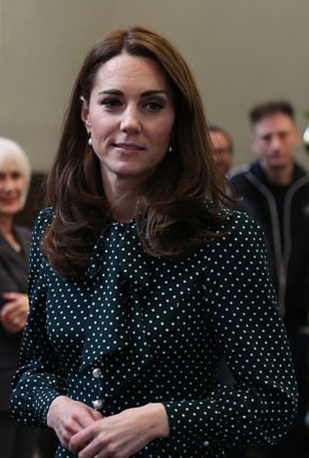  التقاط صور وفيديوهات لدوقة كامبريدج أمام قصر باكنغهام