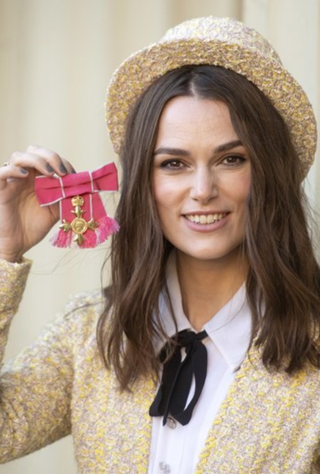  اللمسة التي أضافة مزيداً من الأناقة والرقي الى الإطلالة، هي القبعة من قماش التويد