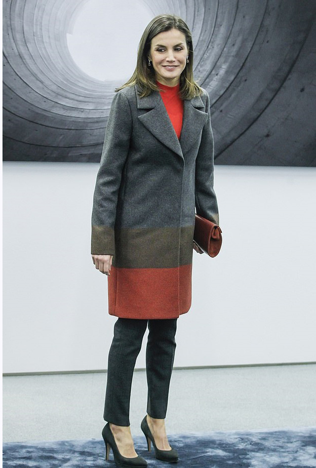 ‏ ليتيزيا ملكة إسبانيا اختارت معطفاً مقلماً حمل توقيع دار ‏Hugo Boss