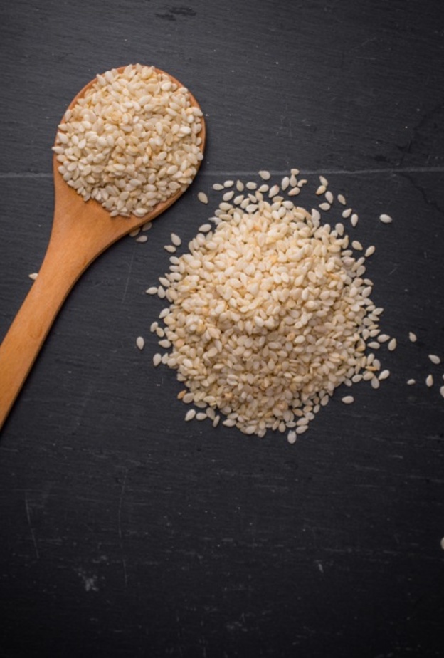 ما هي فوائد تناول السمسم على الريق