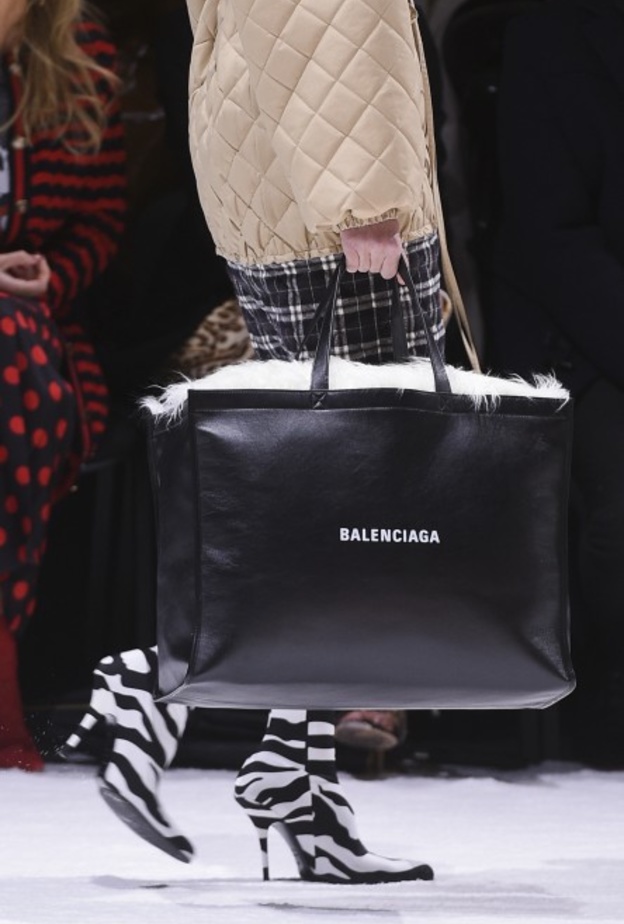 حقائب كبيرة باللون الاسود