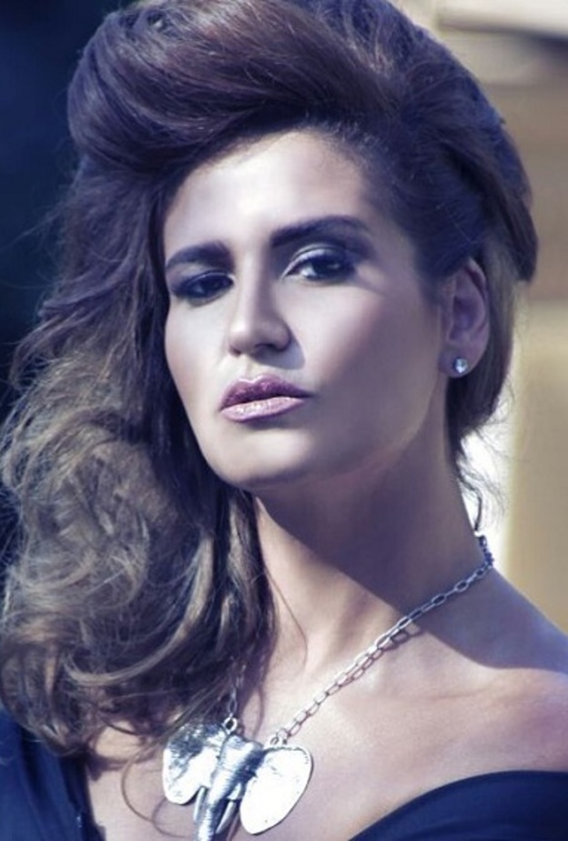 هنا شيحا بالشعر الداكن بإطلالة سابقة لها