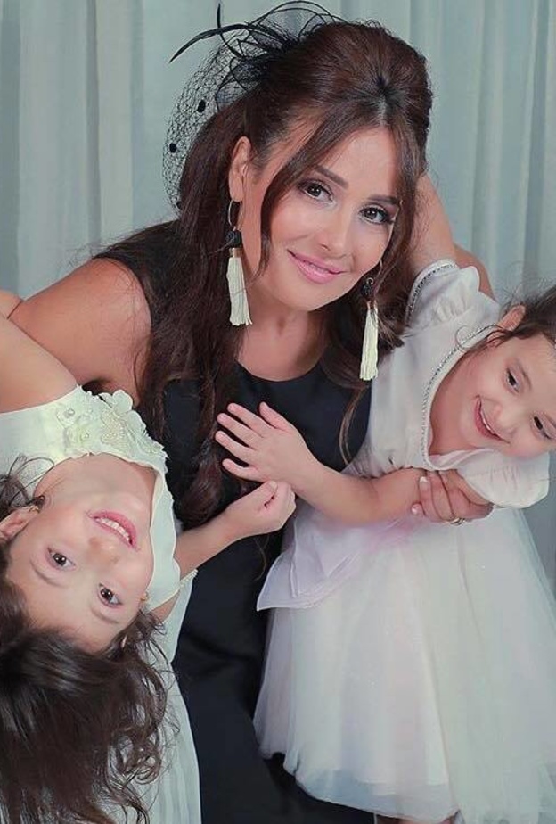 كندة حنا وابنتيها التؤم