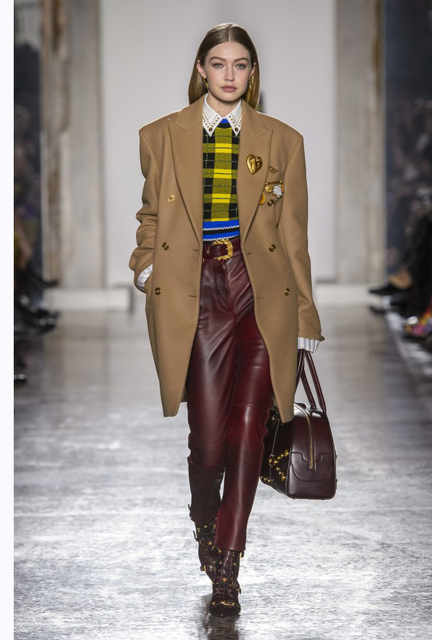 البنطلون الجلد احدث موضة في شتاء 2019 باللون الأسود مع الخصر الضيق من دار ‏Versace