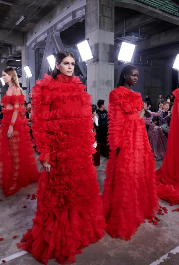 في البداية طغى اللون الأحمر على المجموعة