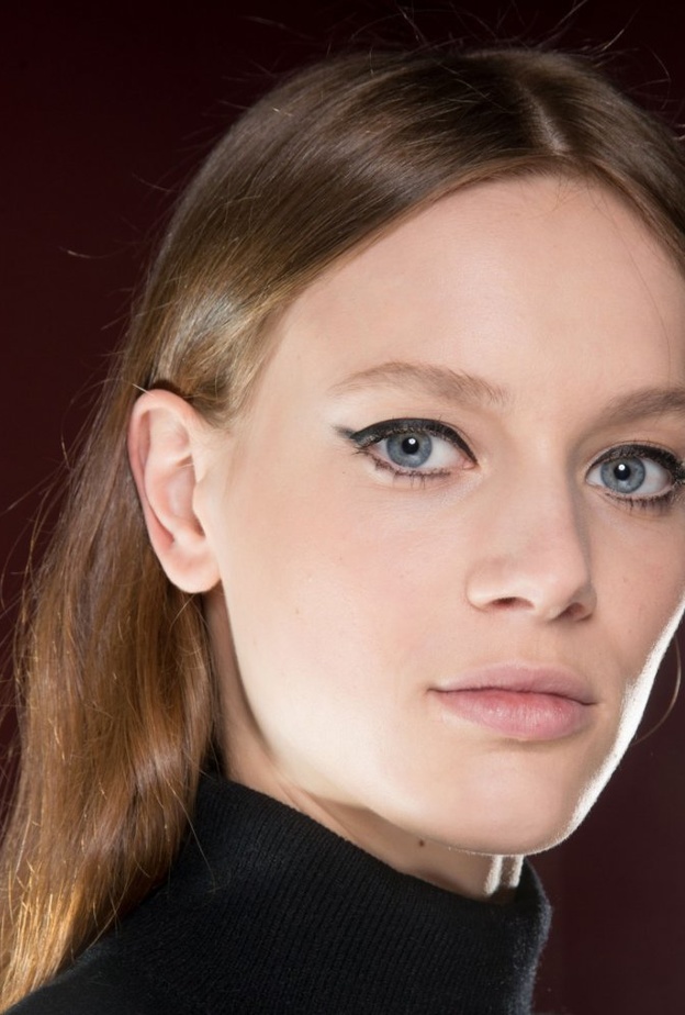 صيحات آيلاينر ذهبية من Lutz Huelle