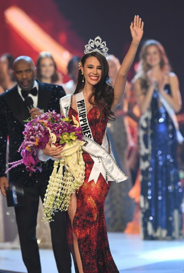 المتسابقات الـ15 المتأهلات للمرحلة النصف نهائية بفساتينهنّ القصيرة