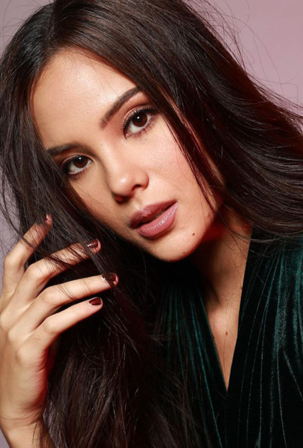 الكحل الرفيع يناسب عيني كاتريونا غراي