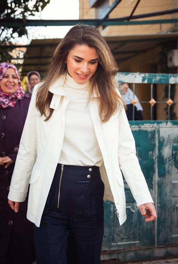  أطلت الملكة رانيا بلوك كاجوال وراقي، خلال لقائها عدداً من أهالي قرية وادي الناقة في السلط