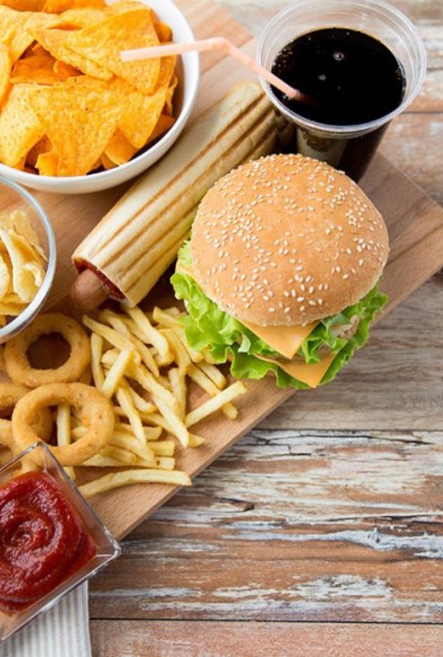 الأطعمة الغير صحية تسبب ارتفاع السكري بعد الأكل