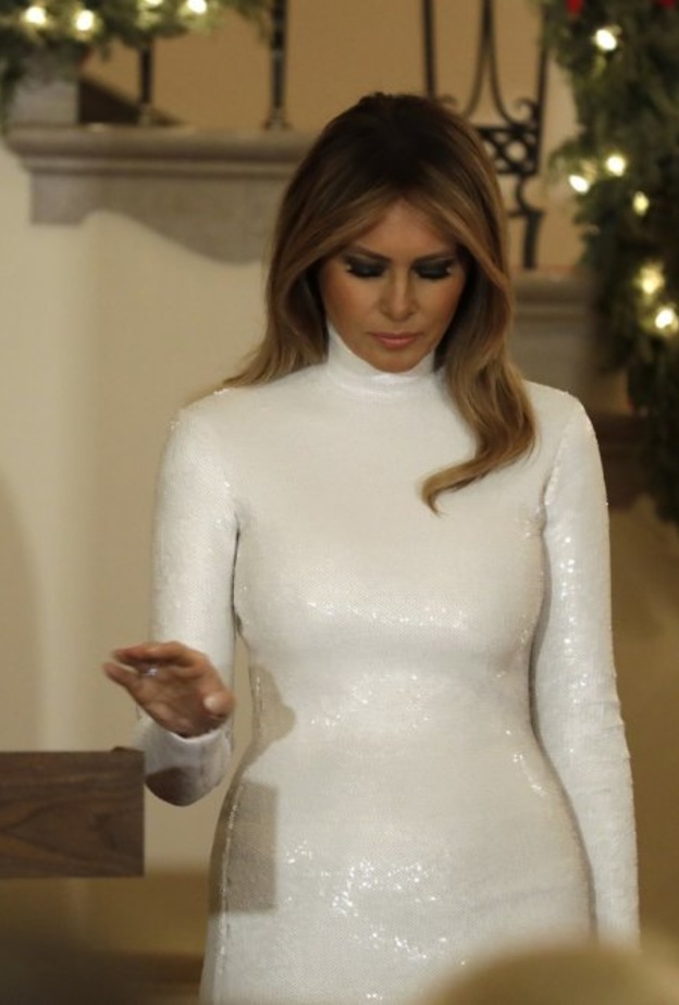 الفستان من مجموعة Céline لربيع 2018 وهي المجموعة الأخيرة التي حملت توقيع Phoebe Philo