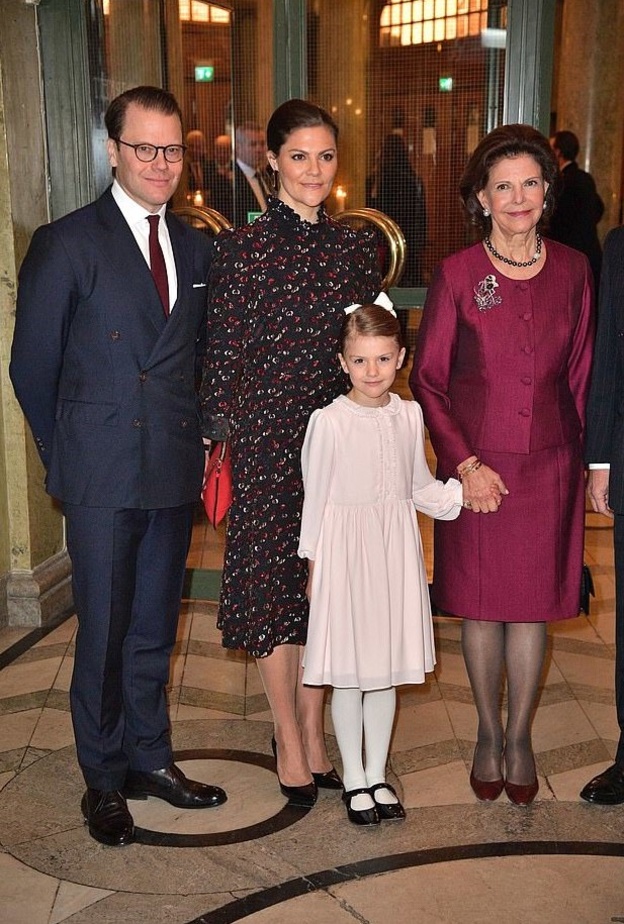 صورة لطيفة للعائلة الملكية السويدية احتفالاٍِ بعيد ميلاد الملكة سيليفيا