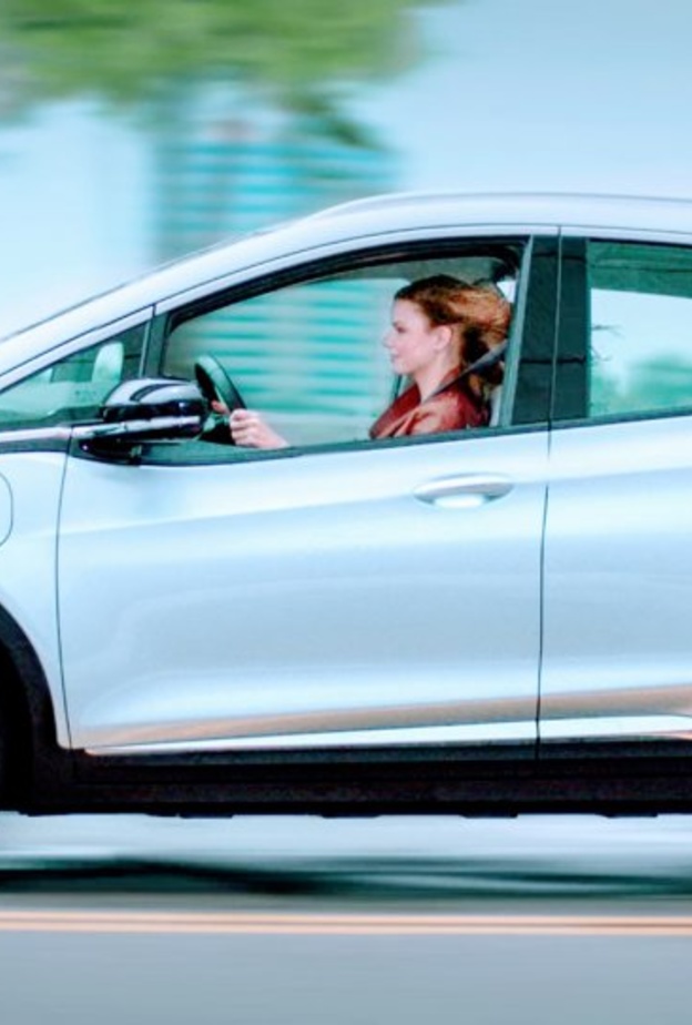 الاستغناء عن استخدام أنظمة التدفئة والتكييف في الظروف المناخية المعتدلة يسهم في الحفاظ على مزيدٍ من الطاقة في بطاريات السيارات الكهربائية