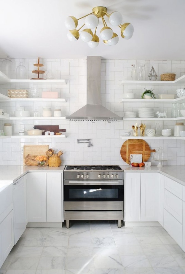 ديكور مطبخ صغير يبرز جمال اللون الأبيض مع الجدار الحجري
