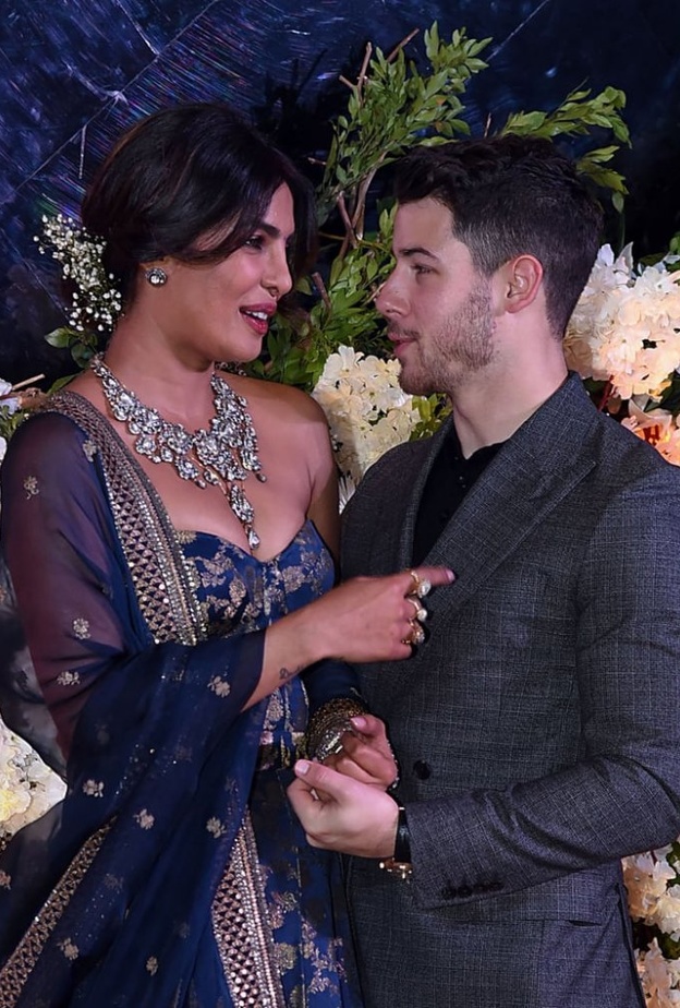 بريانكا تشوبرا تظهر بقلادة مبهرة في حفل الاستقبال الثاني بمناسبة حفل زفافهما