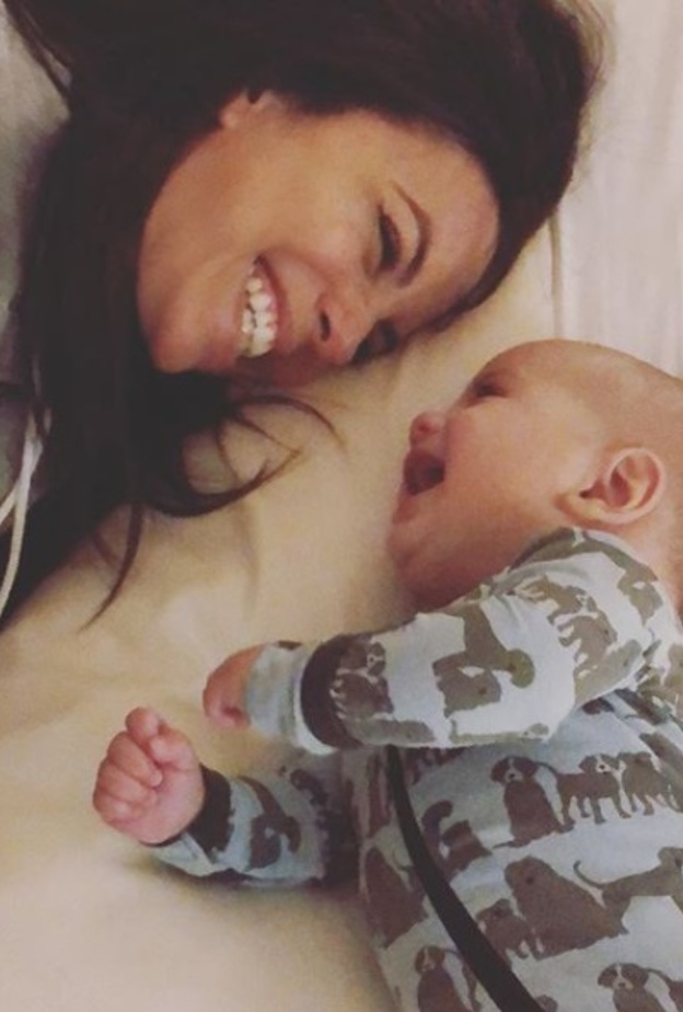 إيفا لونغوريا تشارك متابعيها صورة ظريفة مع ابنها سانتياغو بمناسبة بلوغه الشهر السادس 