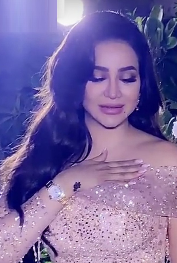 لجين عمران بإطلالة تشع جمالا في زفاف ابنتها