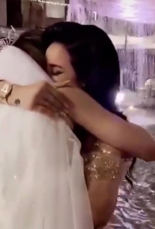 بدموع الفرح لجين عمران تحتضن ابنتها العروس جيلان في حفل زفافها أمس