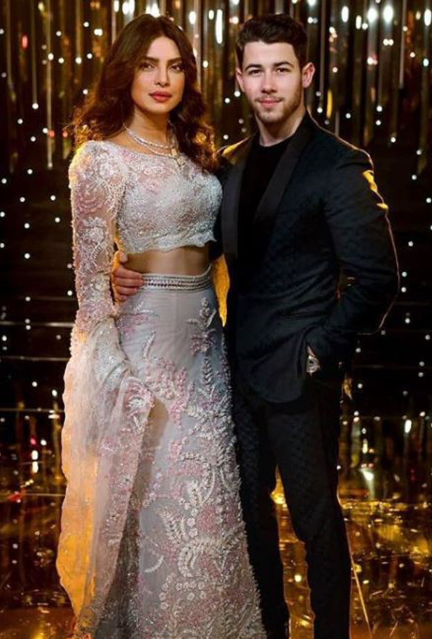 إختارت من توب قصيرة من الدانتيل تميّزت بأكمامها الطويلة وتنورة من التول مطرّزة بالكريستالات ومغطاة بمئات ورود الأورغنزا