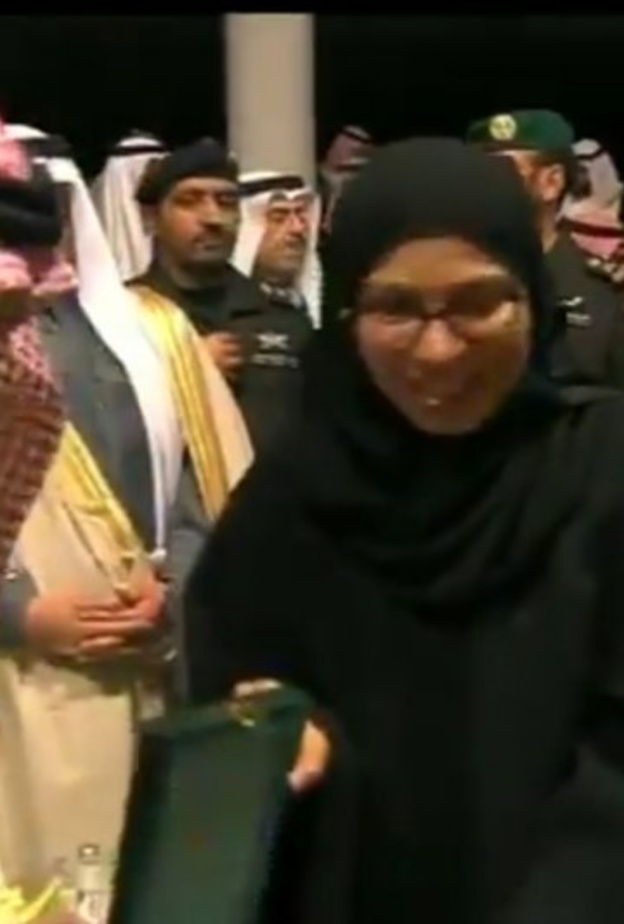 الدكتورة سمر الحمود تتسلم الوسام من خادم الحرمين الشريفين